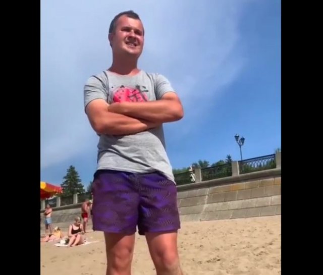Немного неадекватный парень обратился к девушкам на пляже со странной просьбой