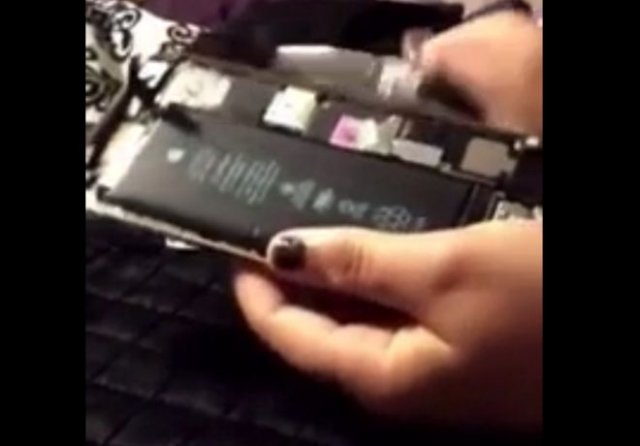 Девушка решила узнать, взорвется ли батарея смартфона, если ее разрезать