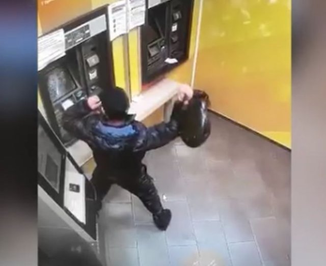 В Красноярске мужчина что-то не поделил с банкоматом и решил его наказать