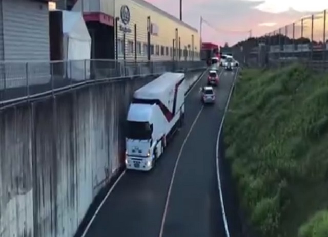 Водитель грузовика заезжает в узкий тоннель в Японии