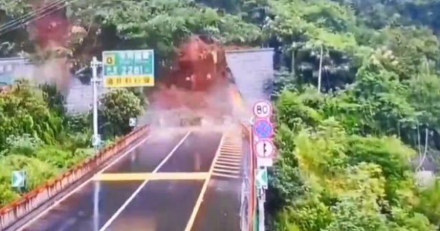 В Китае оползень полностью перекрыл автомобильный туннель