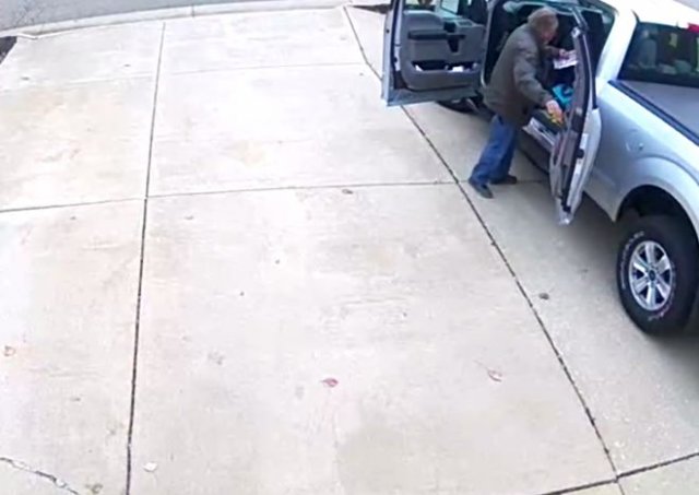 Автомобильная дверь отправила невнимательного мужчину в нокдаун