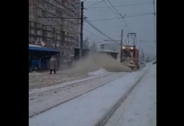 Бескомпромиссная уборка снега с помощью специального трамвая в Туле