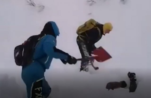 Спасение парня, которого накрыло лавиной на Камчатке