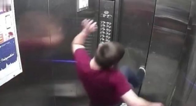 Неадекватный парень против лифта в Новосибирске