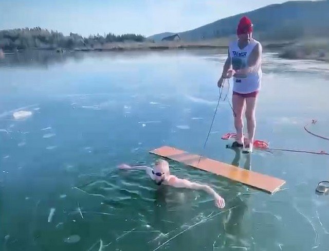 Пловец решил показать, как сложно выбраться человеку из-подо льда