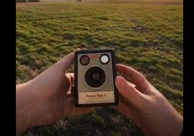 Парень нашел старый фотоаппарат и сделал несколько снимков