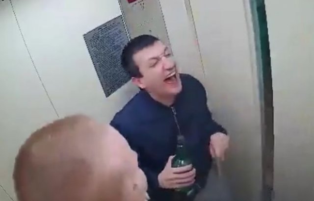 Два агрессивных парня устроили погром в лифте
