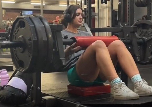 Девушка немного не рассчитала вес для упражнения в тренажерном зале