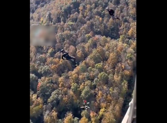 Опасный момент во время экстремальных прыжков с парашютом