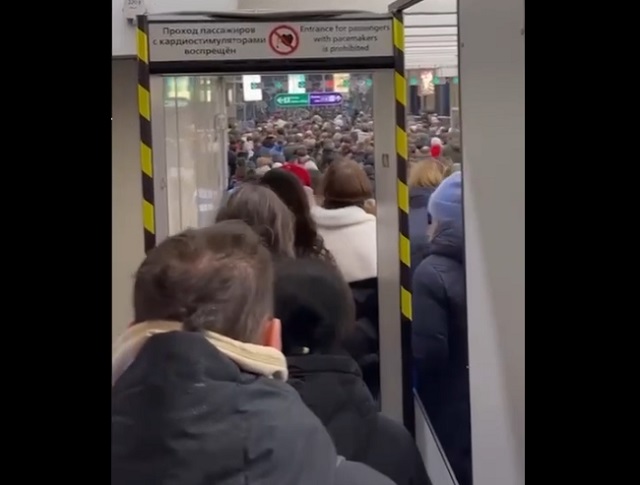 Обычная ситуация на станции Комендантский проспект в метро Санкт-Петербурга