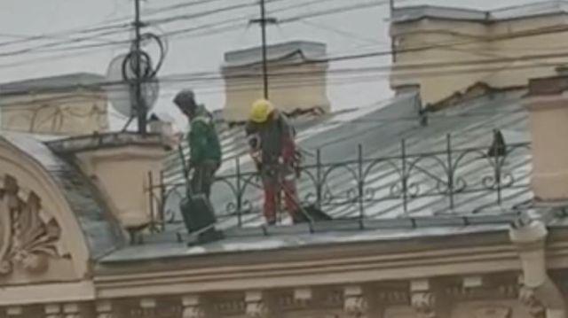 Уборка невидимого снега с крыш в Санкт-Петербурге