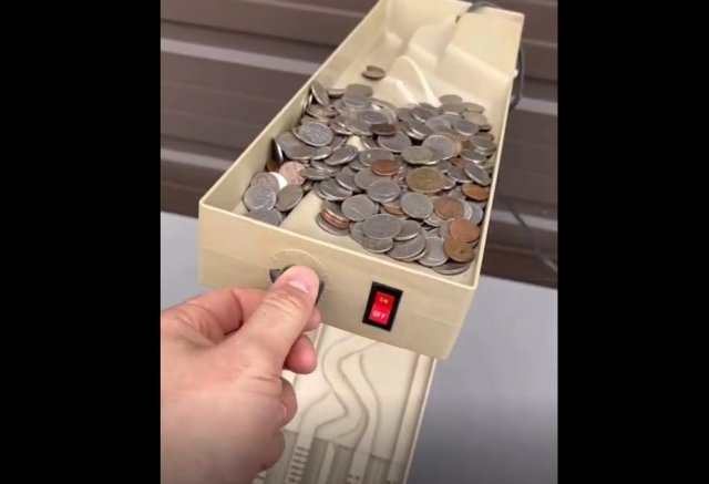 Старая машинка для сортировки монет