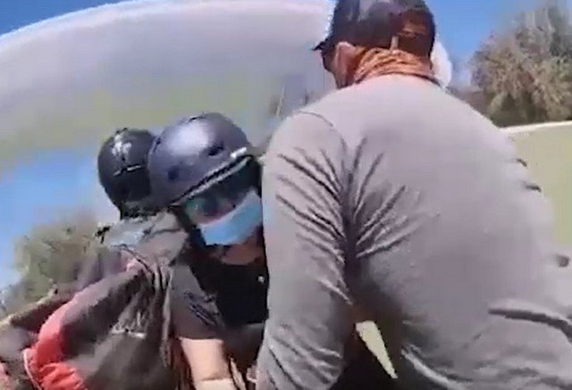 В Чили инструктор параплана неожиданно провел несколько минут в воздухе