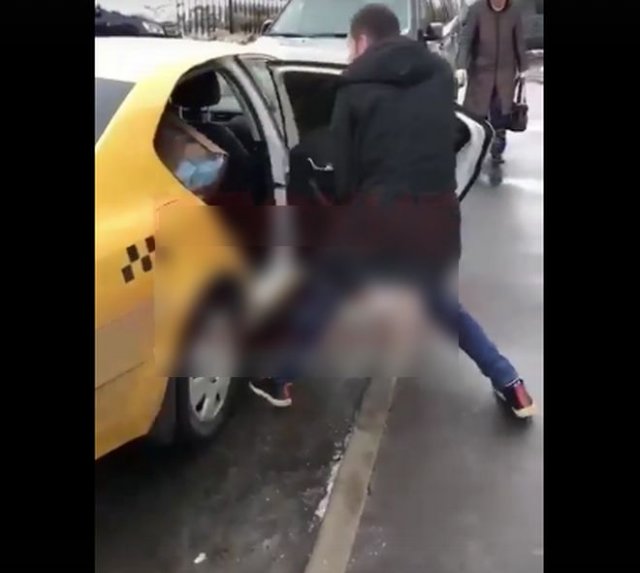 Таксист не захотел везти женщину с коробкой подгузников и выгнал ее из машины