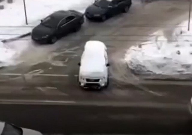 Когда было лень расчищать машину от снега