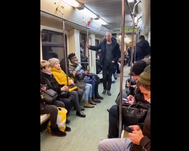 Действенный способ освободить себе место в вагоне метро