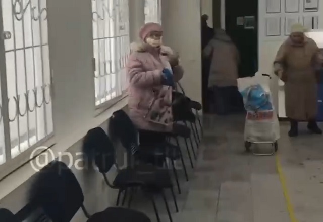 В Тольятти бабуля пришла в офис Газпрома с фекалиями из-за долга в 300 рублей