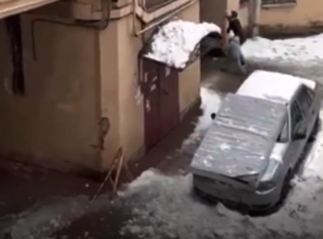 Особенности уборки снега с крыш в Санкт-Петербурге