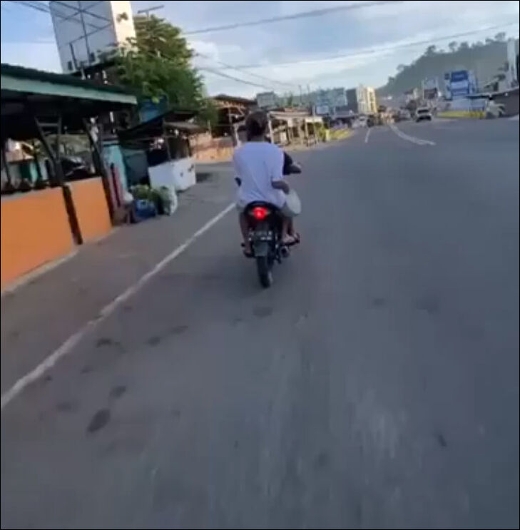 Трюки на мотоцикле с эффектным финалом