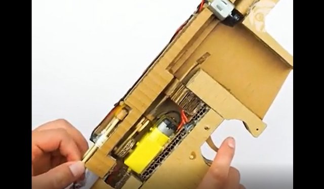 Как сделать автомат из картона своими руками