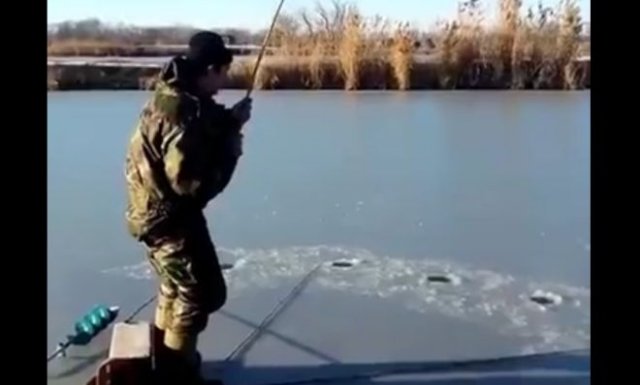 Серьезный улов во время зимней рыбалки