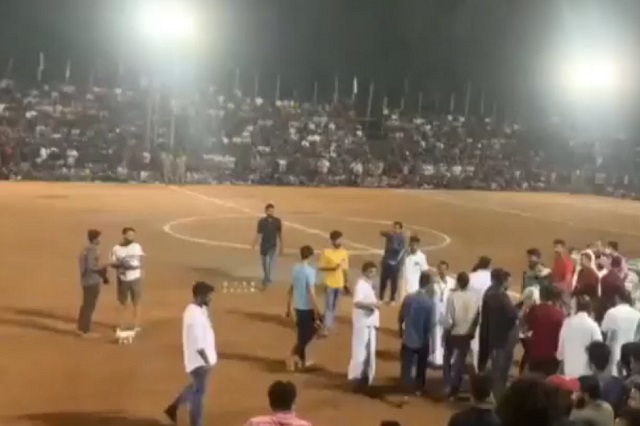 Обрушение трибуны стадиона на футбольном матче в Индии