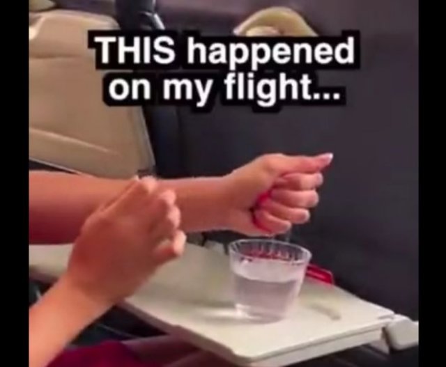 Девушка решила постирать белье прямо в салоне самолета