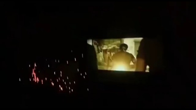 Реакция посетителей индийского кинотеатра на появление в кадре известного актера