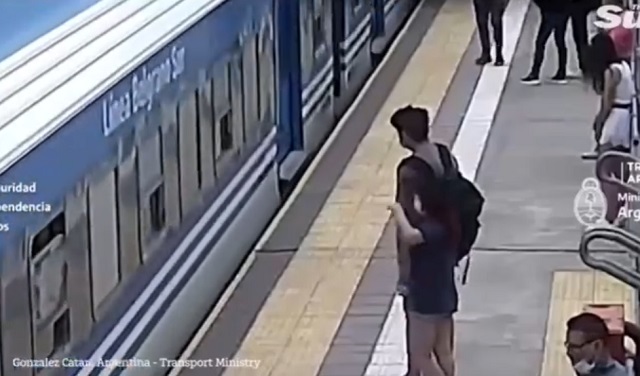 В Аргентине девушка потеряла сознание и упала с платформы метро