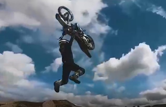 Эффектный прыжок на мотоцикле