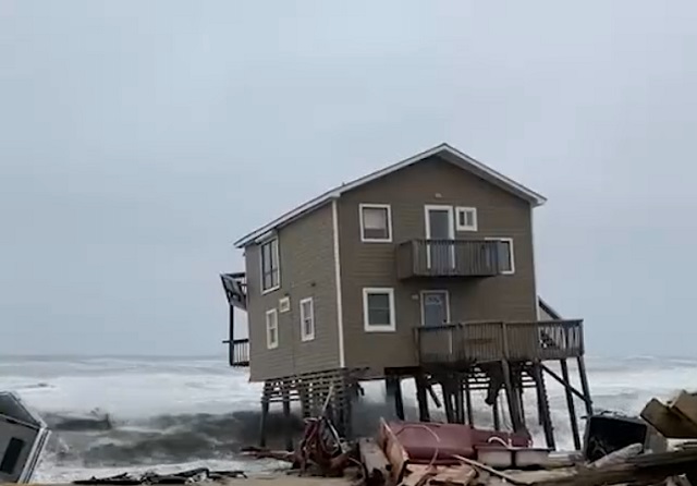 Что может случиться с домом, который построен на берегу океана
