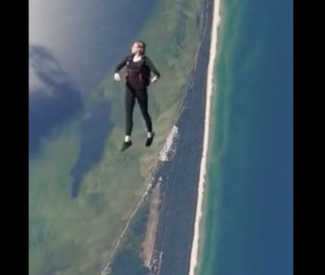 Девушка выполняет различные элементы во время прыжка с парашютом