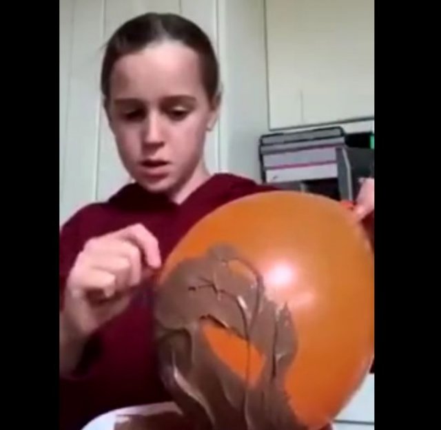 Девочка пыталась сделать шоколадную вазу с помощью воздушного шарика