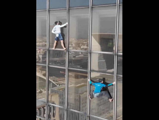 Любители пощекотать нервы взбираются на небоскреб