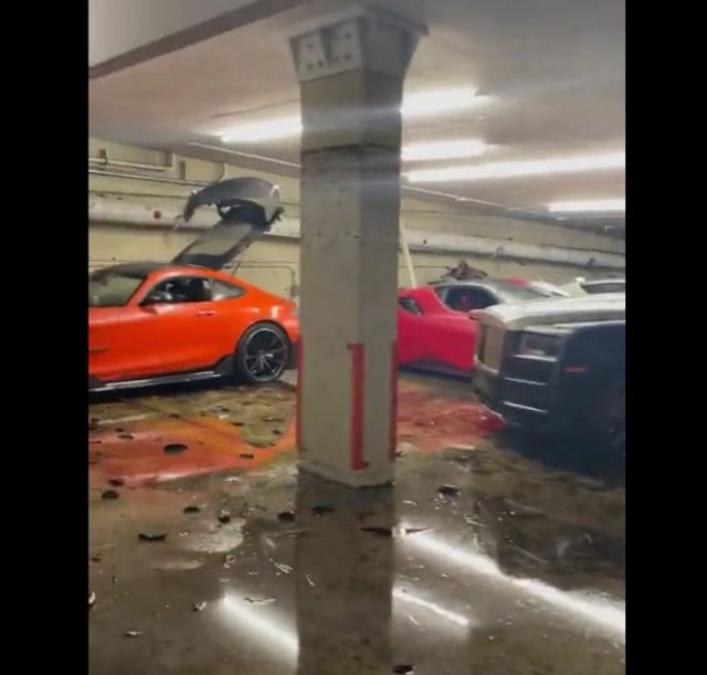 Наводнение в Майами не пощадило коллекцию дорогих автомобилей
