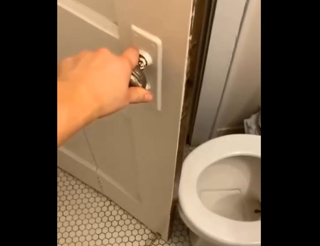Необычная модернизация двери в очень компактном туалете