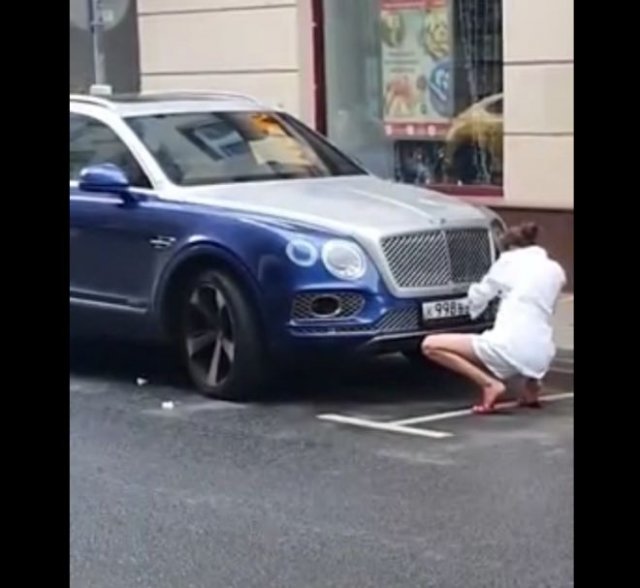 Девушка на Bentley Bentayga заклеивает номера, чтобы не платить штраф
