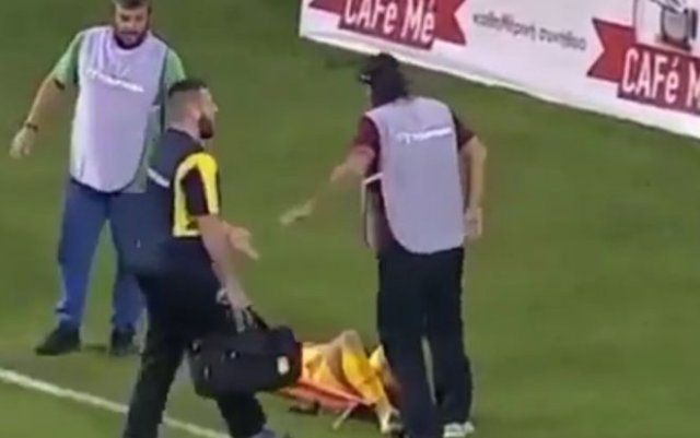 Горе-врачи уносят пострадавшего футболиста с поля