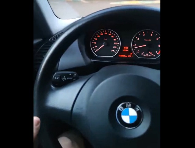 Почему некоторые водители BMW не используют поворотники