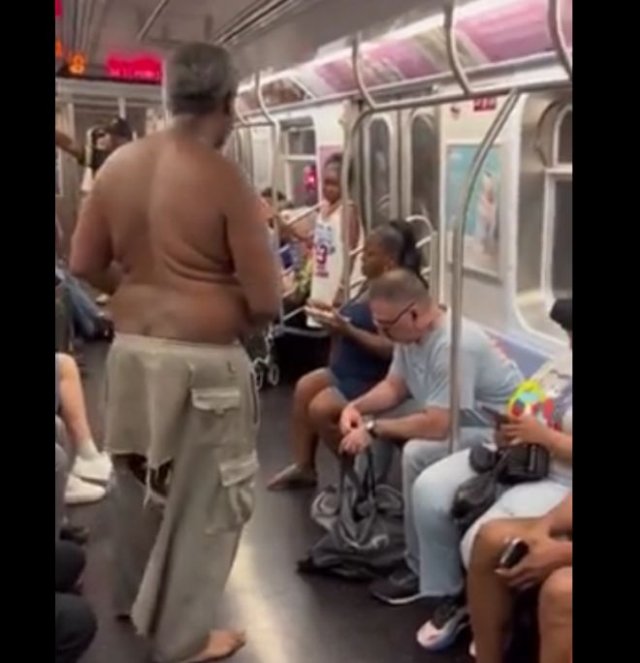 Странный мужчина украл еду у пассажирки метро