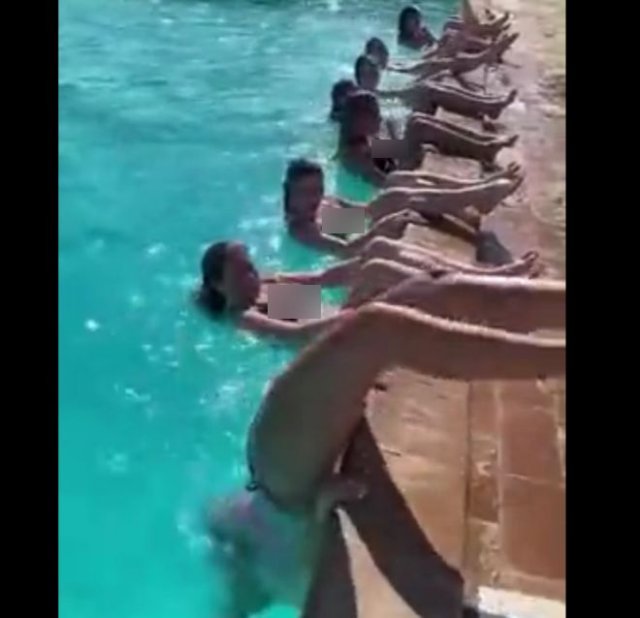 Девушки пытаются выбраться из воды необычным способом