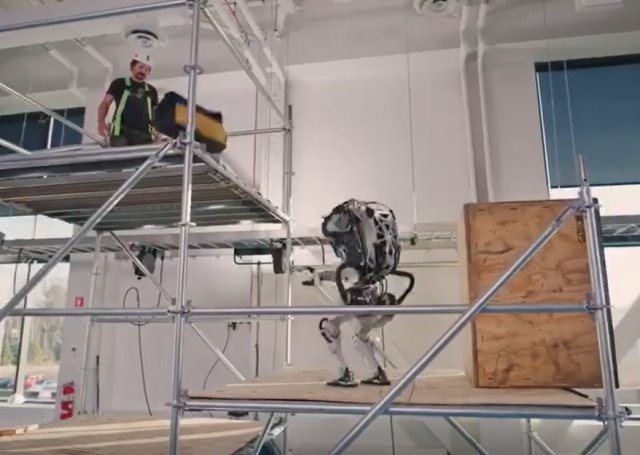 Робот Atlas от Boston Dynamics помогает на стройке