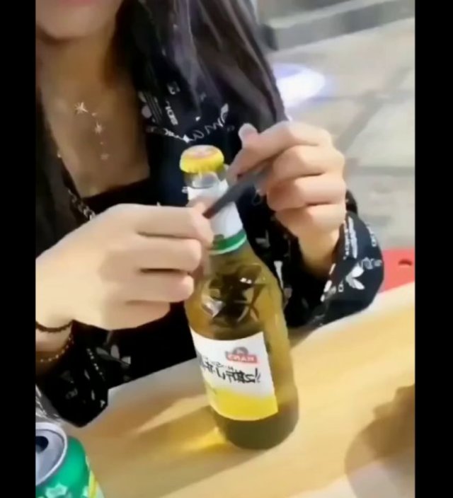Как открыть бутылку пива с помощью волос