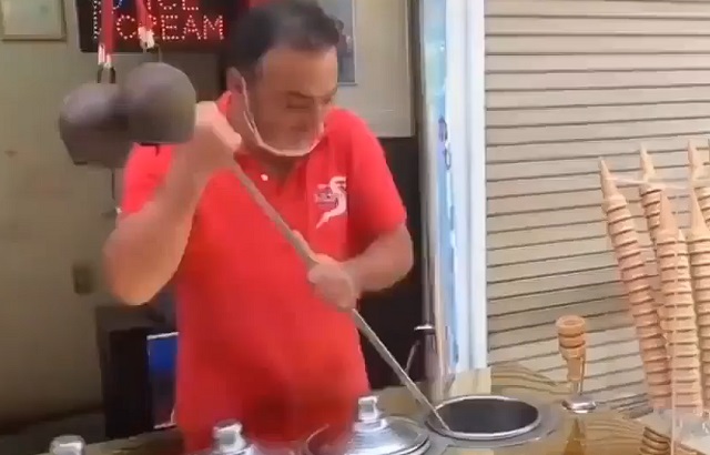 Опасный клиент турецкого мороженщика