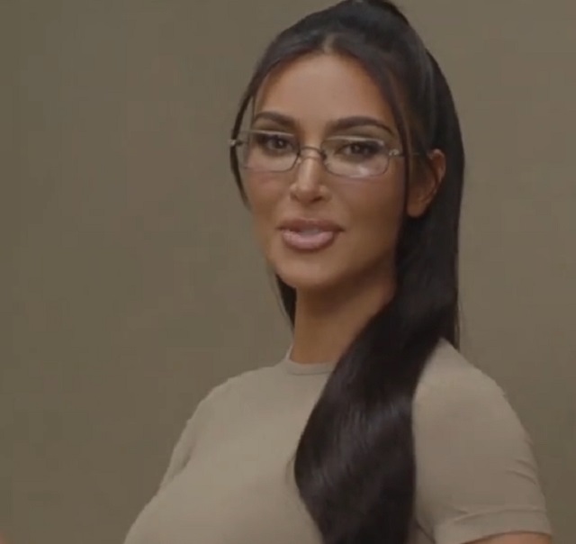 Ким Кардашьян рекламирует лифчики с имитацией стоячих сосков