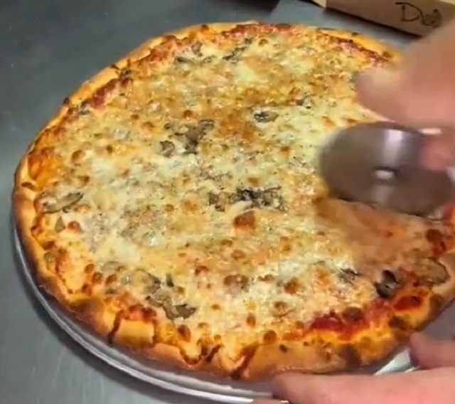 Хитрый способ оставить себе кусочек пиццы