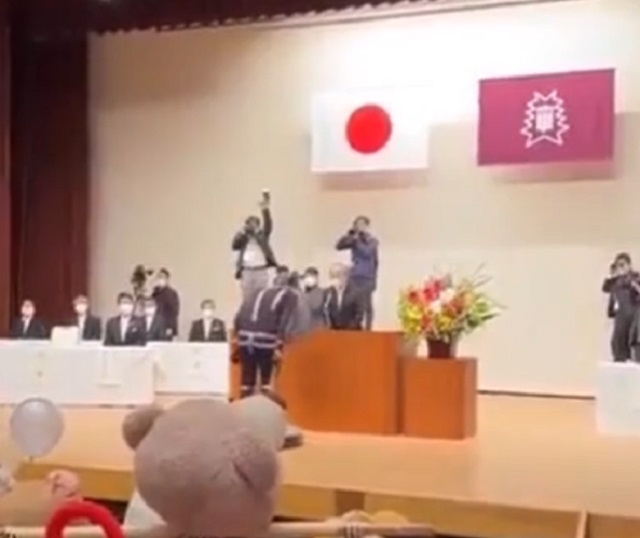 Обычная ситуация на вручении дипломов в университете Киото