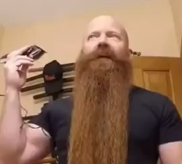 Парень решил расстаться с длинной бородой
