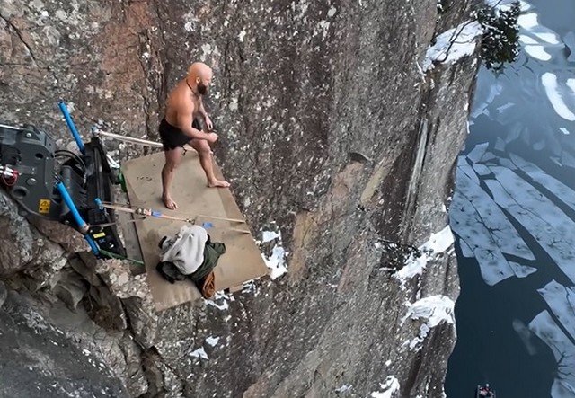 Парень из Норвегии спрыгнул в воду с 40-метровой высоты